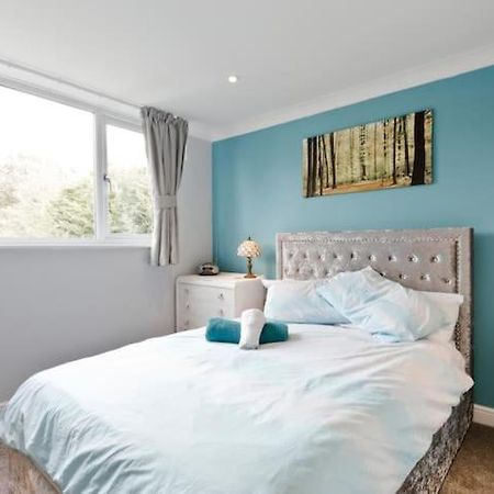 Stayinwoking At 30 Woodlands Horsell Exterior photo