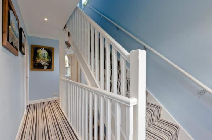 Stayinwoking At 30 Woodlands Horsell Exterior photo