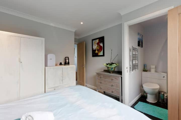 Stayinwoking At 30 Woodlands Horsell Exterior photo